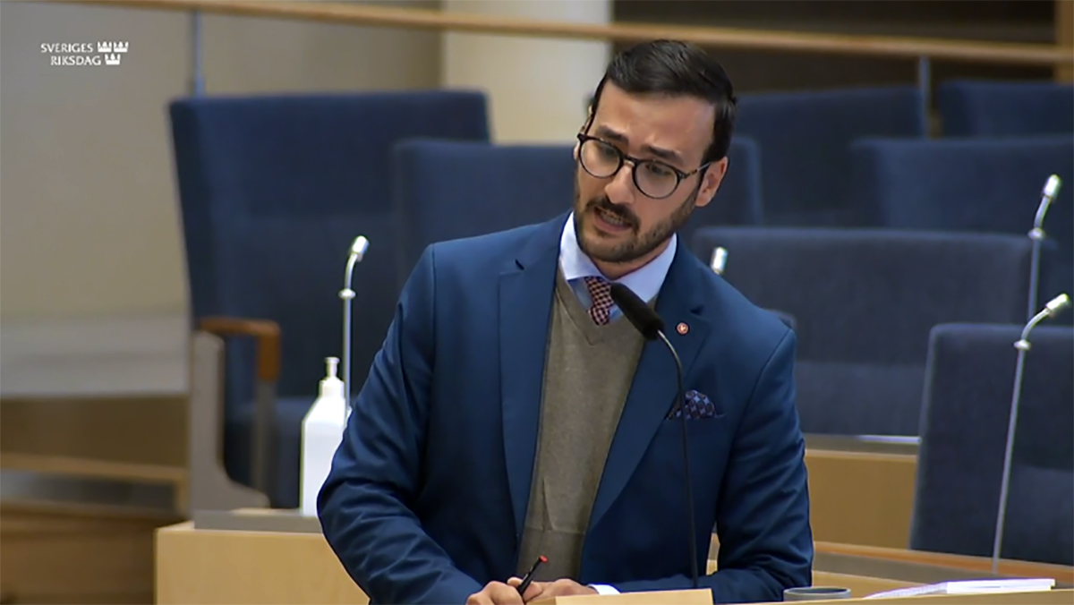 Tony Haddou under debatten i riksdagen. Skärmdump från riksdagens webbsändning.