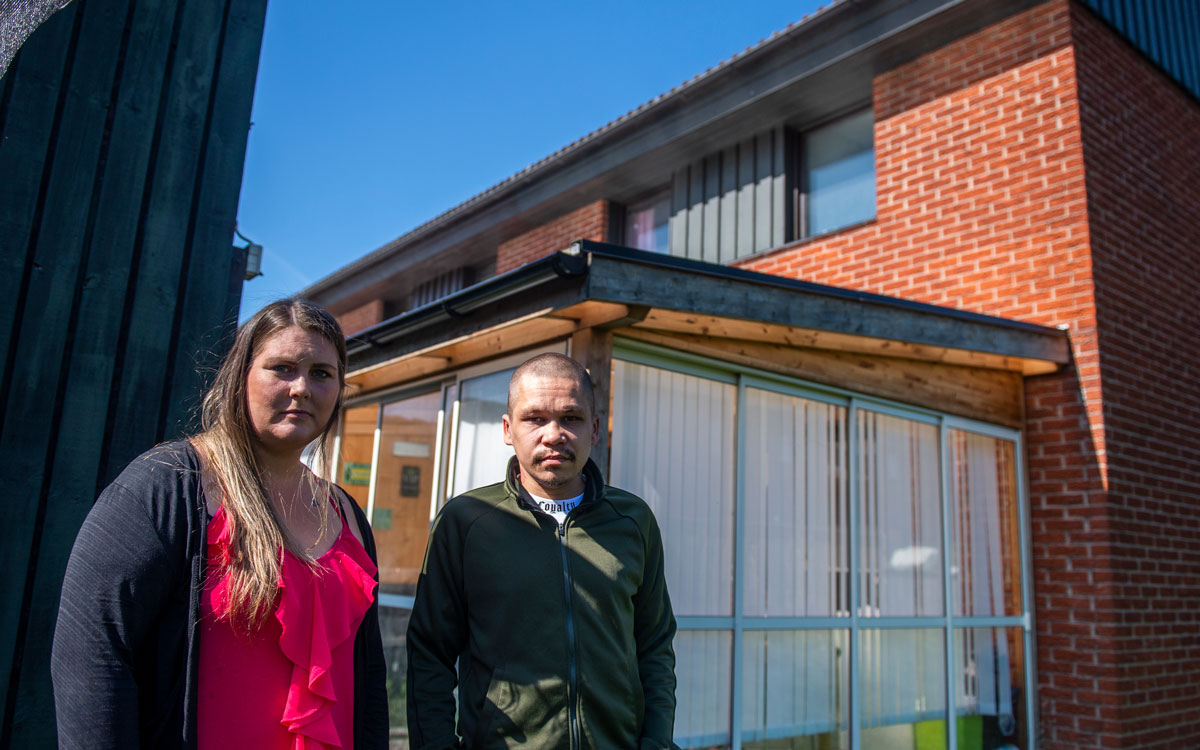 Louise och Robin Wahlgren står i trädgården utanför sitt rödteglade radhus i Arlöv.