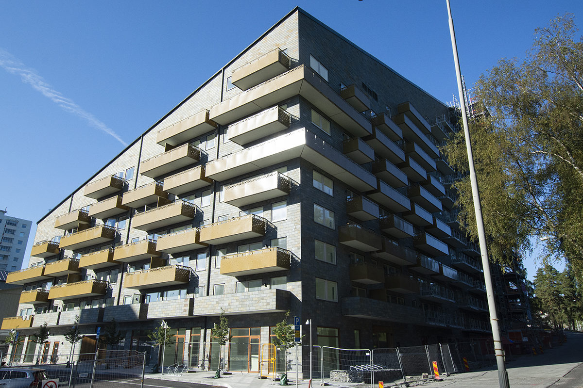 Nya Kvibergshuset på Beväringsgatan är utrustat med cykelpool och bilpool. Huset är byggt i vinkel med lutande tak, och sluttar kraftigt från den änden med 16 våningar till den andra som har 5. 