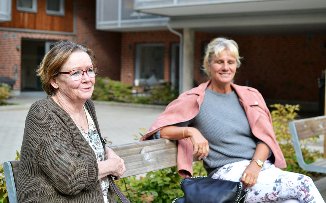 Jasmine Wounlund och Birgitta Miglander framför hyreshuset där de bor vid Kongahälla, Kungälv. De tog strid om höjda hyror med hyresvärden Balder, och fick rätt.