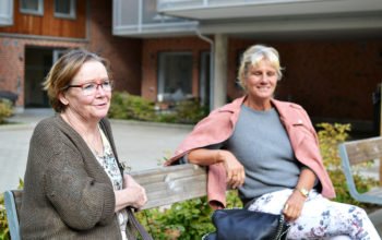 Jasmine Wounlund och Birgitta Miglander framför hyreshuset där de bor vid Kongahälla, Kungälv. De tog strid om höjda hyror med hyresvärden Balder, och fick rätt.