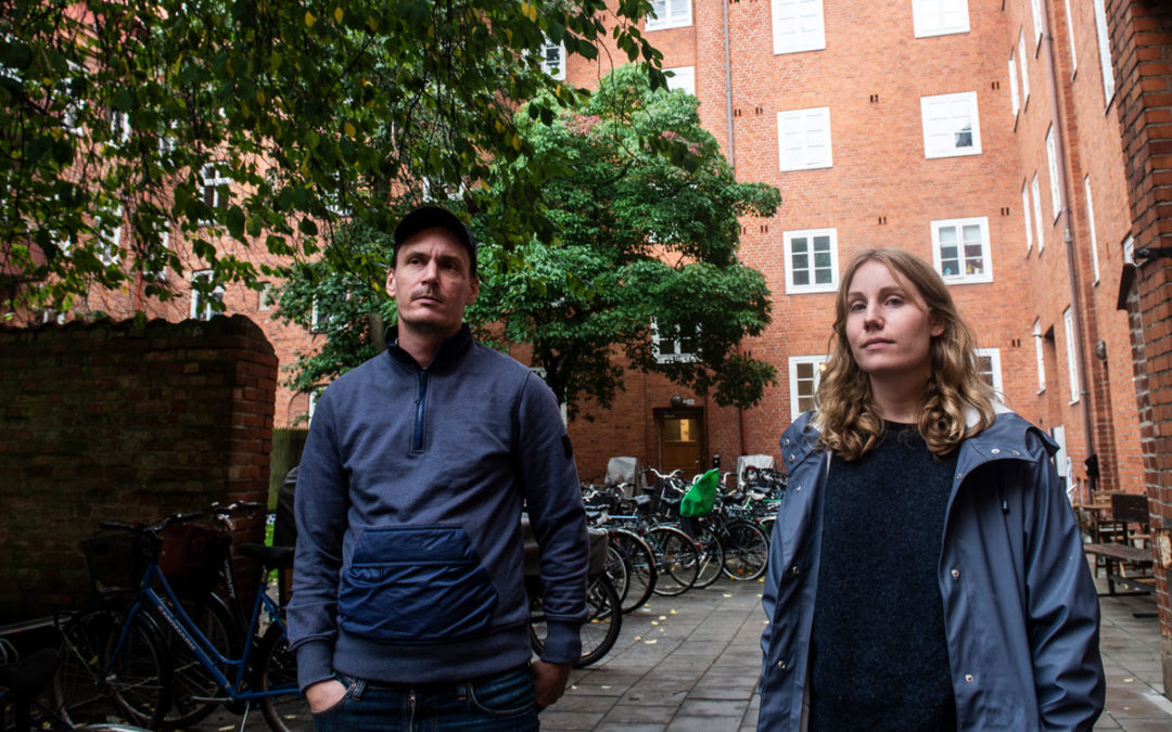 Mattis Nilsson och Pauline Green på gården till huset där de bor.