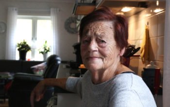 Närbild på Mona Linusson, en av hyresgästerna i hyreshusen på landsbygden i Stavsjö.