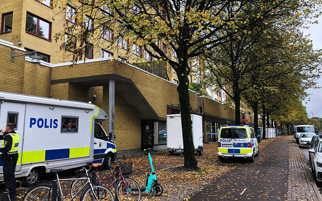 Förundersökningen om vad som egentligen hände i huset på Övre Husargatan fortsätter. Däremot kommer åklagaren att lägga ned förundersökningen mot den man i 55-årsåldern som varit misstänkt för mordförsök och grov allmänfarlig ödeläggelse, eftersom han nu är avliden.