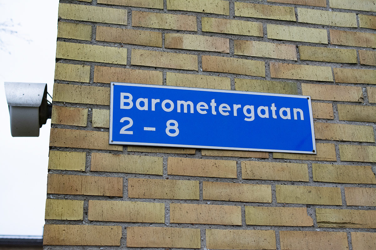 Gatuskylt Barometergatan 2-8. Huset ägs av Barbro Karlén och hennes bolag Västervy Förvaltning.