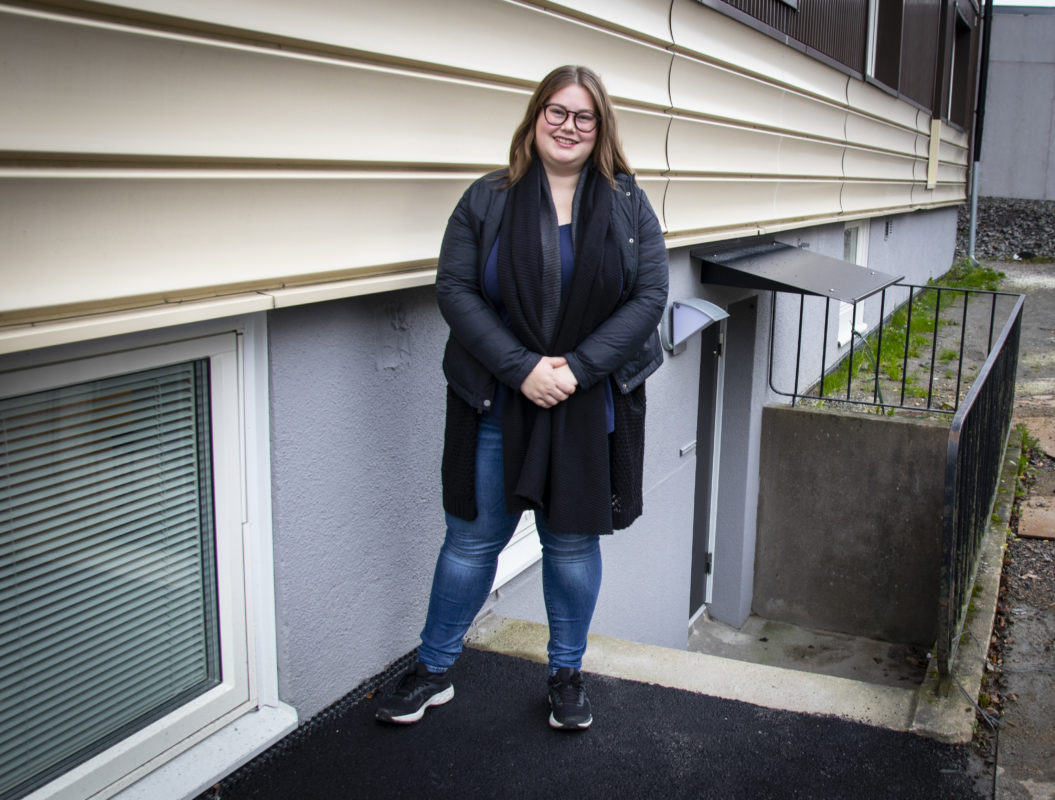 Klara Spett visar stolt upp sin ungdomslägenhet i källarplan på Stensmedjan i Trollhättan. 
