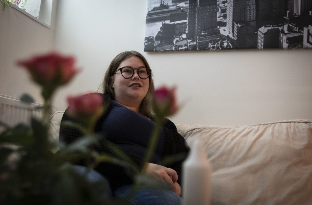Klara Spett gillar att Eidar gör det möjligt för unga, som har så många köpoäng, att hyra mindre billigare lägenheter. 