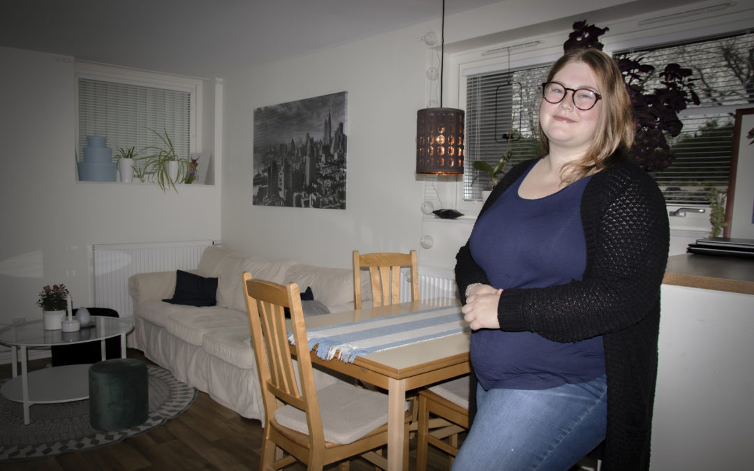Klara Spett var först med att flytta in i Eidars nya ungdomslägenheter på Stensmedjan i Trollhättan.