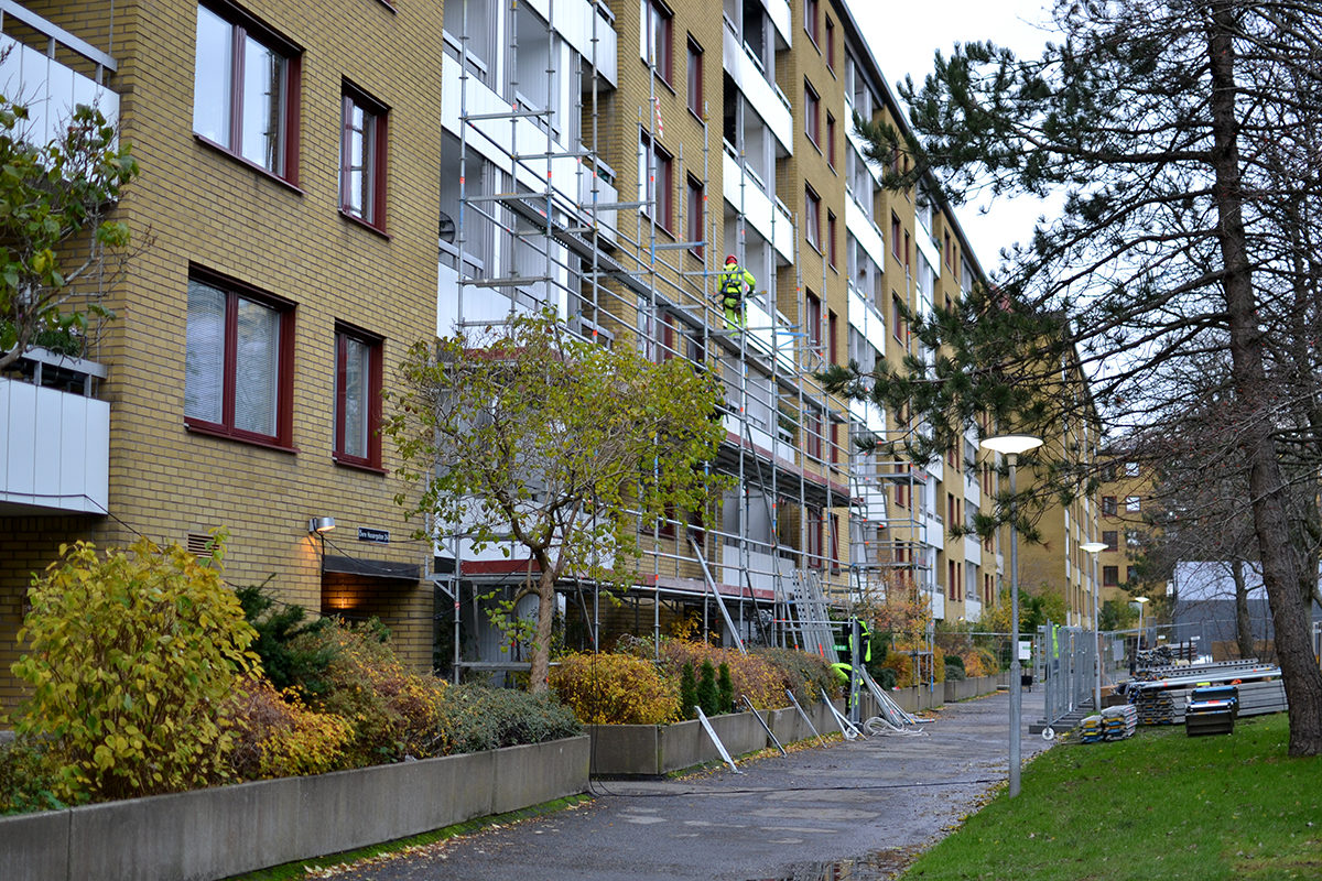 Fastigheten på Övre Husargatan där explosionen skedde, sedd inifrån gården med byggställningar mot fasaden.