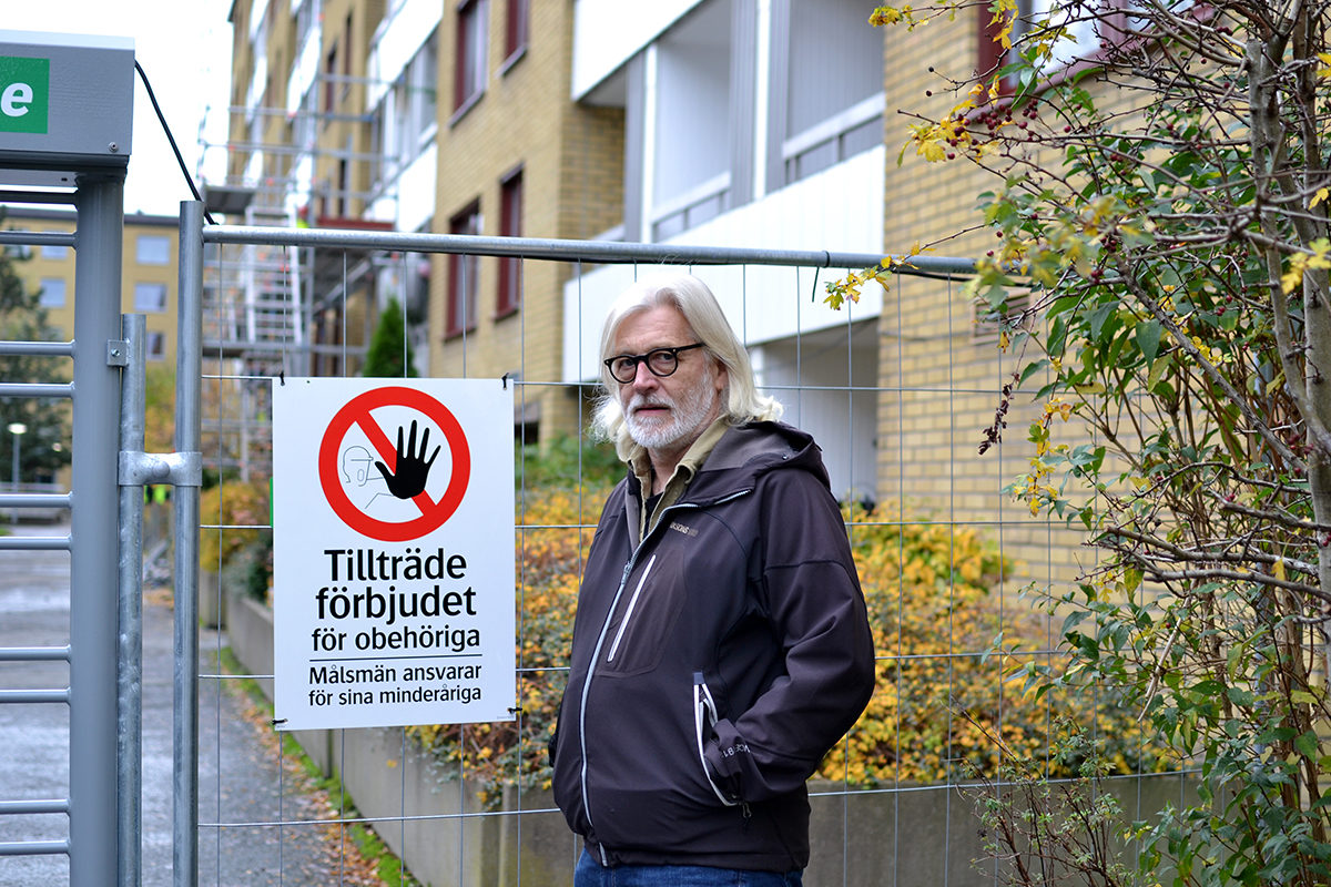 Lars-Gunnar Wolmesjö utanför sin lägenhet på Övre Husargatan. Staket hindrar honom från att komma nära huset.