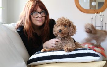 Kvinna i soffa med en hundvalp