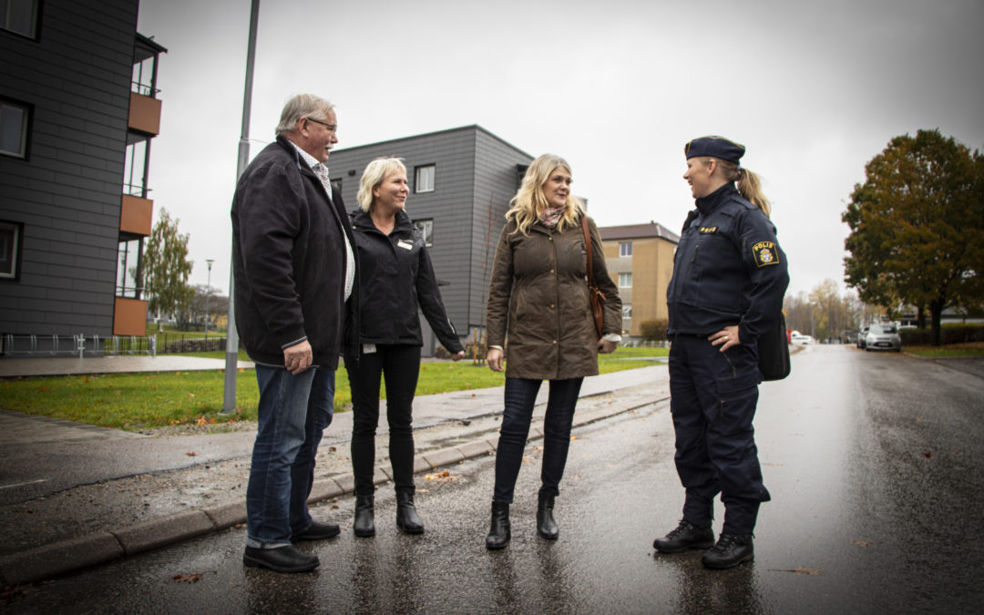 Jan-Erik Svenningsson, ordförande i Tranemobostäder, Sandra Blom, uthyrare Annika Björklund Fagrell, vd, samt kommunpolis Erica Pettersson ser att deras samarbete ska göra bostadsområdet lugnare och tryggare framöver. "Det krävs att alla hjälps åt", säger Erica Pettersson.