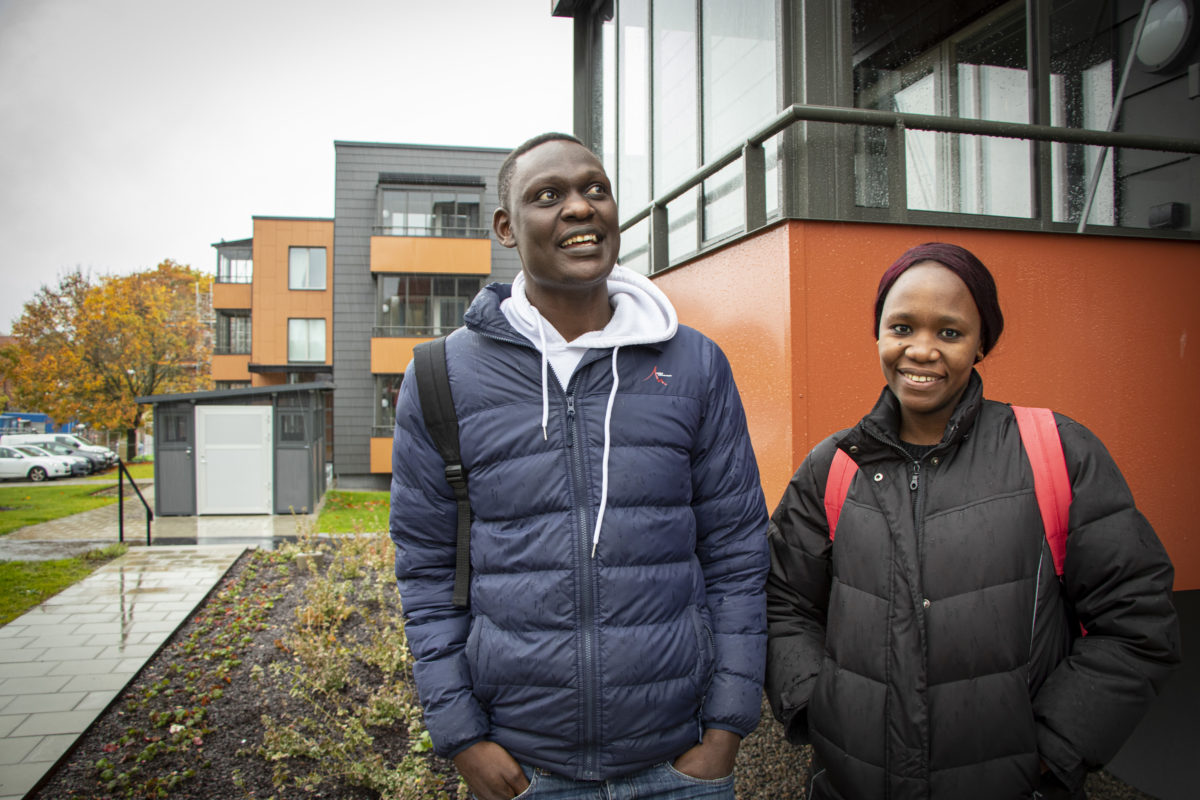 Cyrus Omutany och Aquino Maina trivs bra i den nyrenoverade lägenheten.