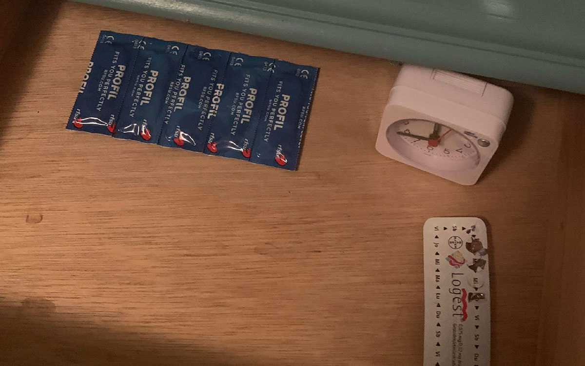 Kondomer och preventivmedel för kvinnor hittades efter att polisen gripit en man för sexköp