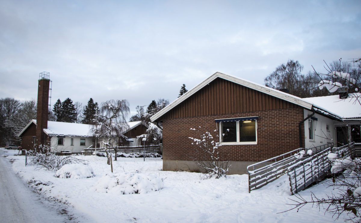 Alingsås kommun har genom åren köpt tillfälligt boende för hemlösa på Antenvägen i Gräfsnäs. Här kallas fastigheterna för Höglunda och ägs av bolag som kontrolleras av Tino Bessou och hans son Jonathan.