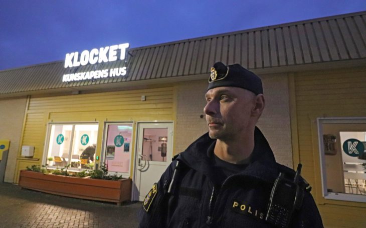 Områdespolisen Jonas Forssén i Klockaretorpet.