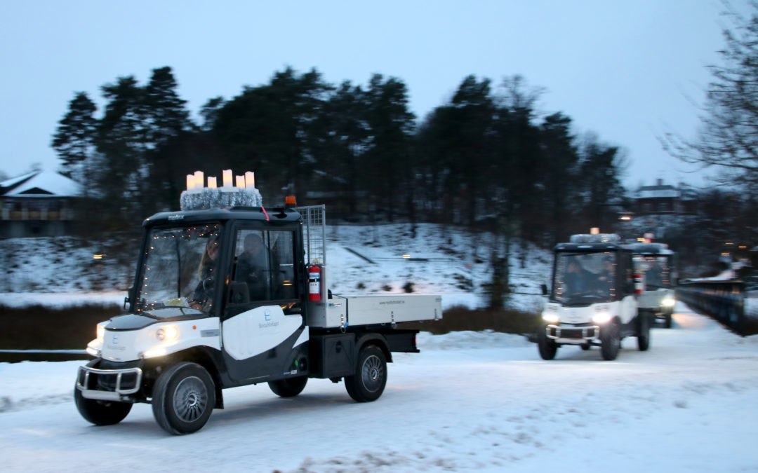 Luciatåg av elgolfbilar i Mjölby