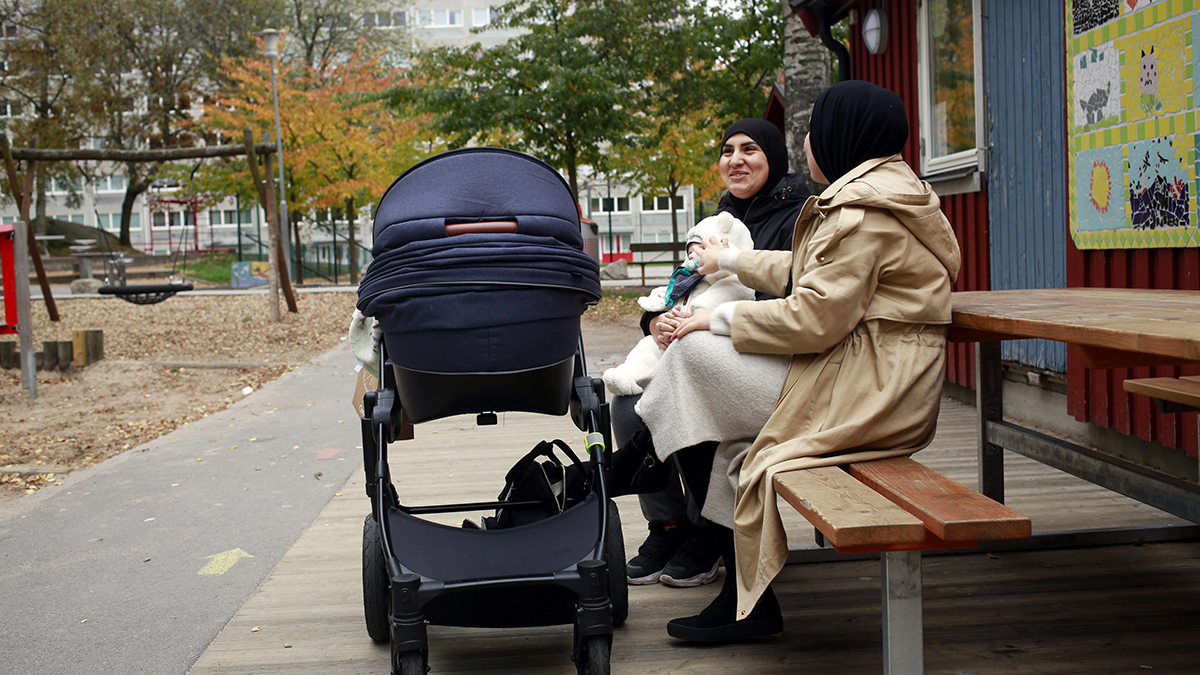Hajar och Sajaa Alsaidan hjälper varandra med barnpassningen. "Det är vad systrar gör".