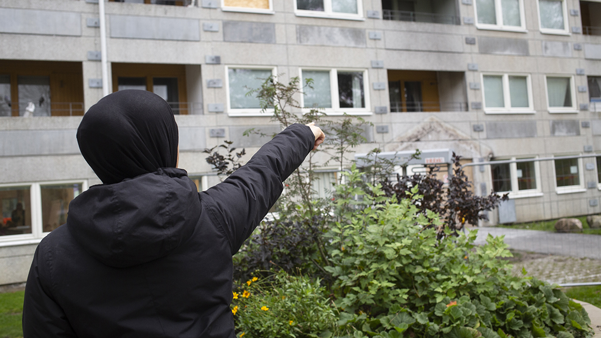 Knuste vinduer og veisperringer etter Bredfjällsgatan-brannen i Hammarkullen, juli 2021.