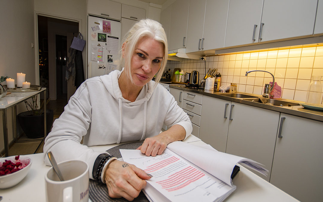 I fyra månader stod barnen skrivna på fel adress. Mamma Marie dömdes, men åklagaren var inte nöjd. Nu har hovrätten höjt boten kraftigt. Pengar som Marie inte har råd att betala, eftersom hon har skulder och löneutmätning.