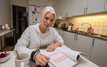 I fyra månader stod barnen skrivna på fel adress. Mamma Marie dömdes, men åklagaren var inte nöjd. Nu har hovrätten höjt boten kraftigt. Pengar som Marie inte har råd att betala, eftersom hon har skulder och löneutmätning.