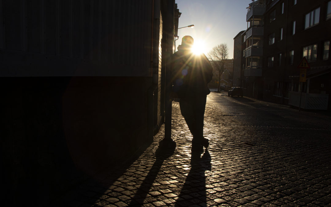 Lysekil - gangsterhåla eller trygg småstad? Emil vägrar känna rädsla, trots att han blev rånad och misshandlad i sin egen lägenhet. "Det handlar inte om Lysekil, utan om enskilda individer", säger han.