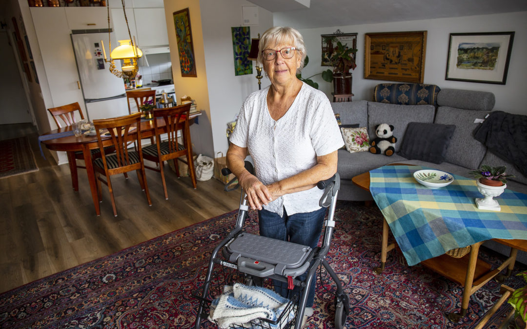 Inkeri Backman blev rånad utanför sitt hem i centrala Bengtsfors. Bytet blev småpengar, men för Inkeri ändrades livet. Hon har fortfarande smärtor i ryggen och känslan av otrygghet finns kvar.