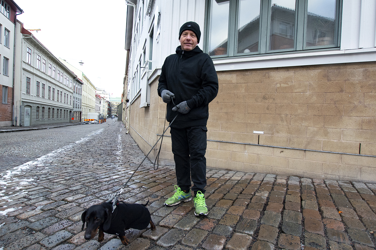 Hyresgästen Yannick Le Guillarme skulle förmodligen välja att köpa familjens lägenhet om han fick erbjudandet, även om han känner sig kluven rent principiellt. "Det vore ett för bra erbjudande för att missa", säger han.