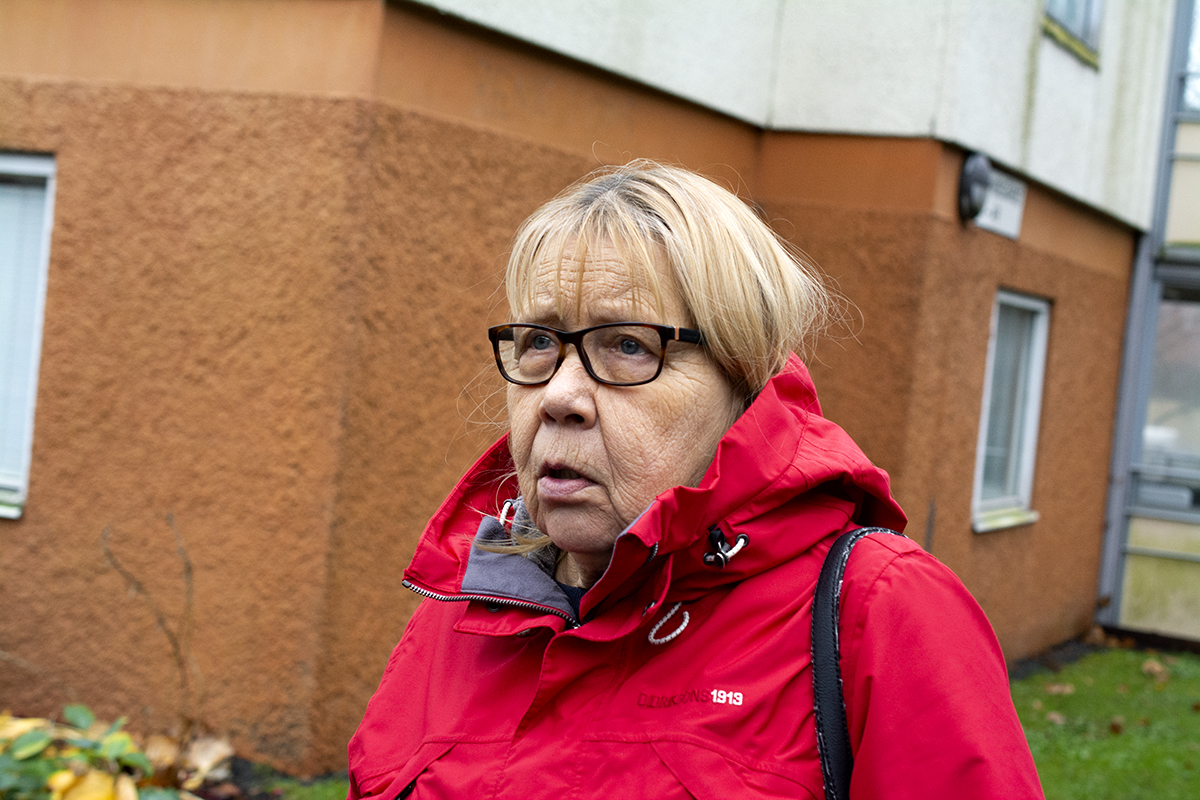 Tarja Jokinen vill inte köpa sin lägenhet på Bondegärdet. Men hon tror inte att det skulle bli så värst annorlunda att hyra av sina grannar i en bostadsrättsförening än av kommunala Poseidon.