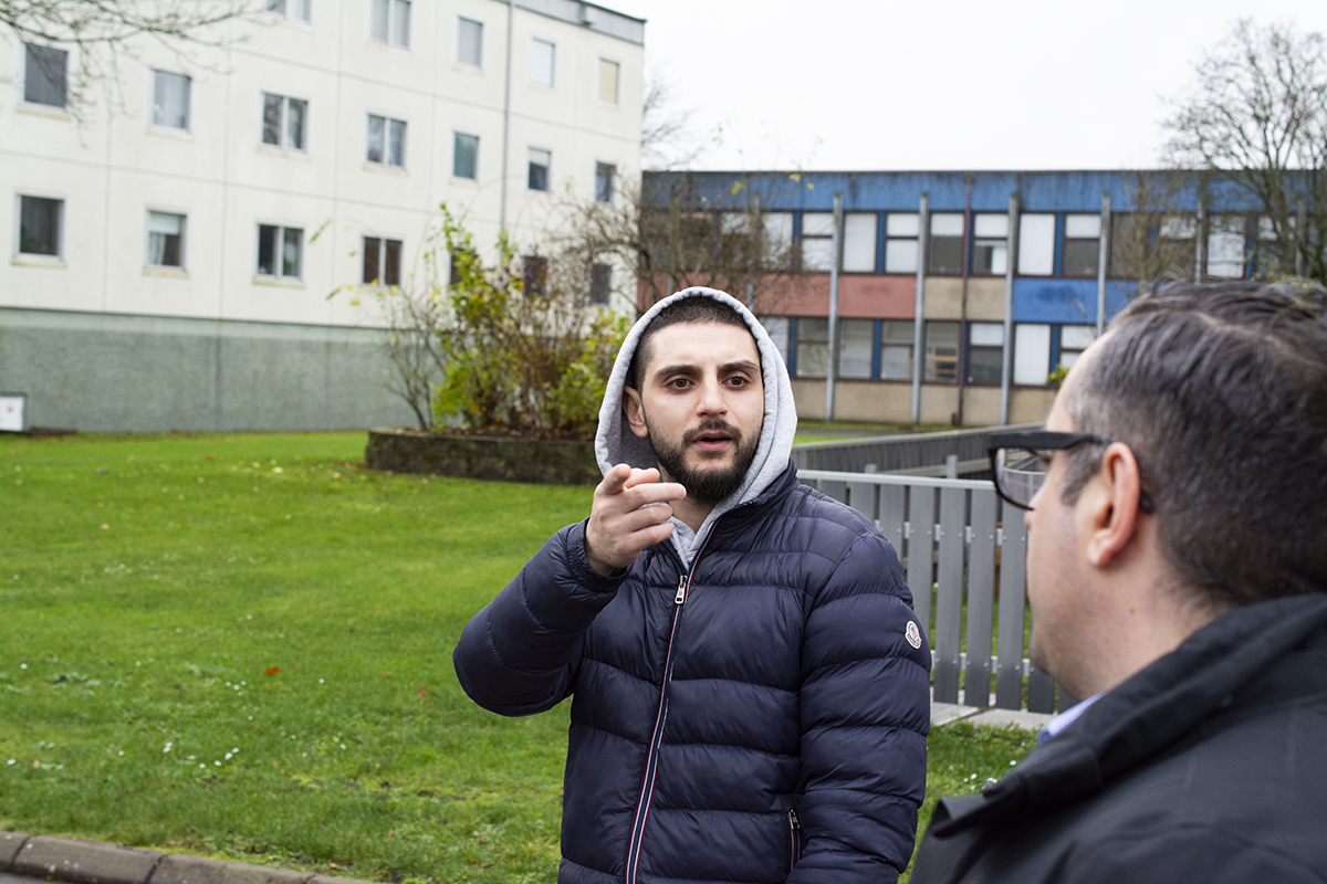 Latif Usein bor hemma hos sina föräldrar längre bort på Bondegärdet, i ett hyreshus som än så länge inte omfattas av de aktuella planerna.