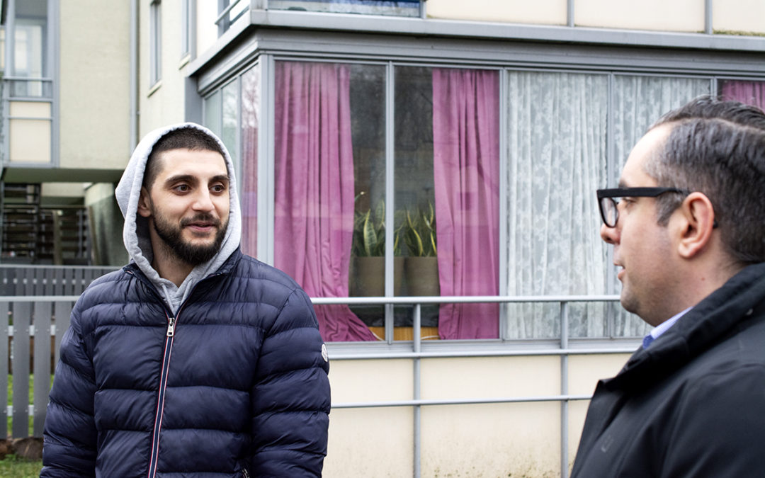 Hundra hushåll på Bondegärdet har fått erbjudande om ombildning, bland dem Bachir Talanis (till höger). I Latif Useins hus är det däremot inte aktuellt för närvarande. Han skulle heller inte vara intresserad av att köpa, säger han.