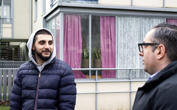 Hundra hushåll på Bondegärdet har fått erbjudande om ombildning, bland dem Bachir Talanis (till höger). I Latif Useins hus är det däremot inte aktuellt för närvarande. Han skulle heller inte vara intresserad av att köpa, säger han.
