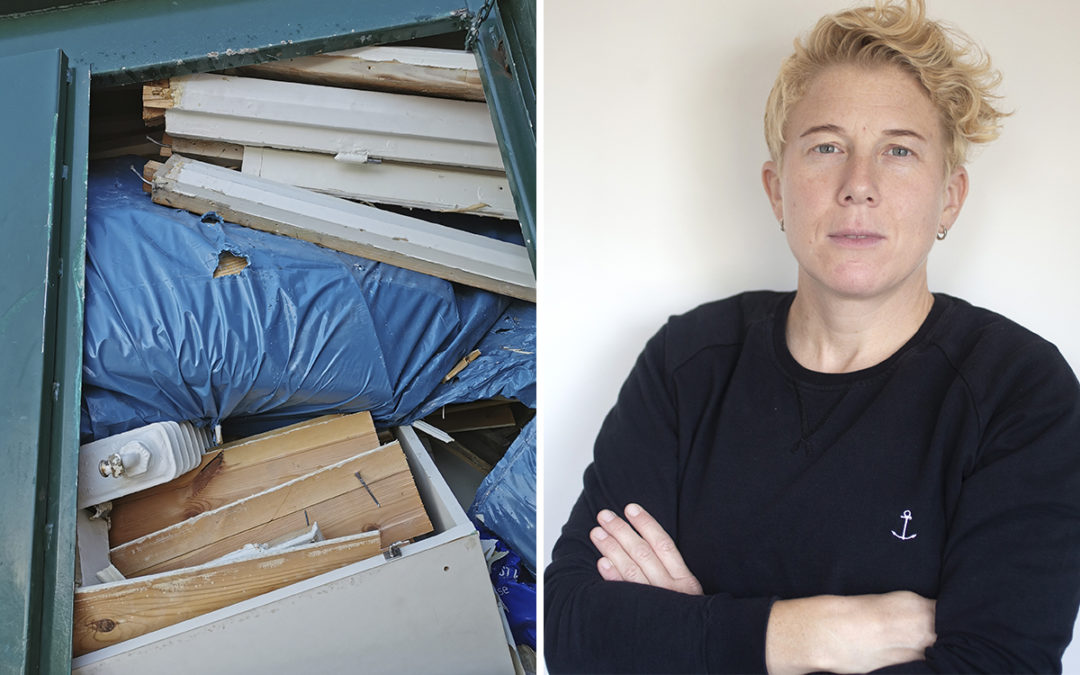 Byggcontainer med slängda lister och socklar i trä. Porträtt på Karin Johansson. Hon är kritisk mot konceptrenoveringarna i hennes hus på Bergsgatan i Gävle.