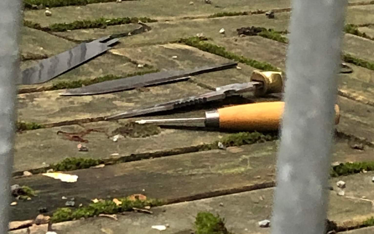 Knivar och knivblad slängda på marken utanför lägenheten.