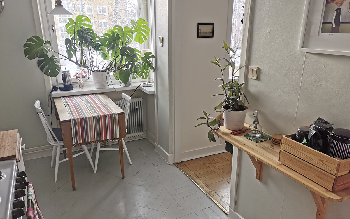 Kök med målad fiskbensparkett. Karin Johansson är kritisk till att andra lägenheter i huset renoveras på ett sätt så att alla tidstypiska detaljer försvinner.