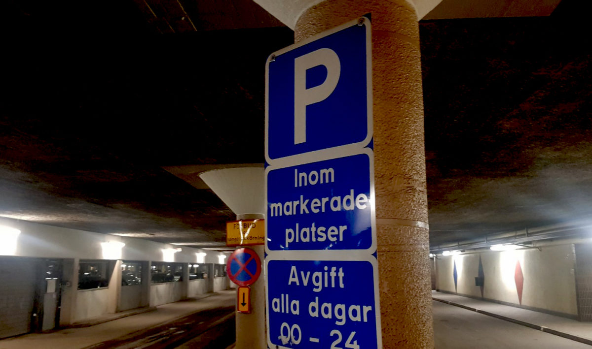 Skyltar som anvisar parkering i ett garage