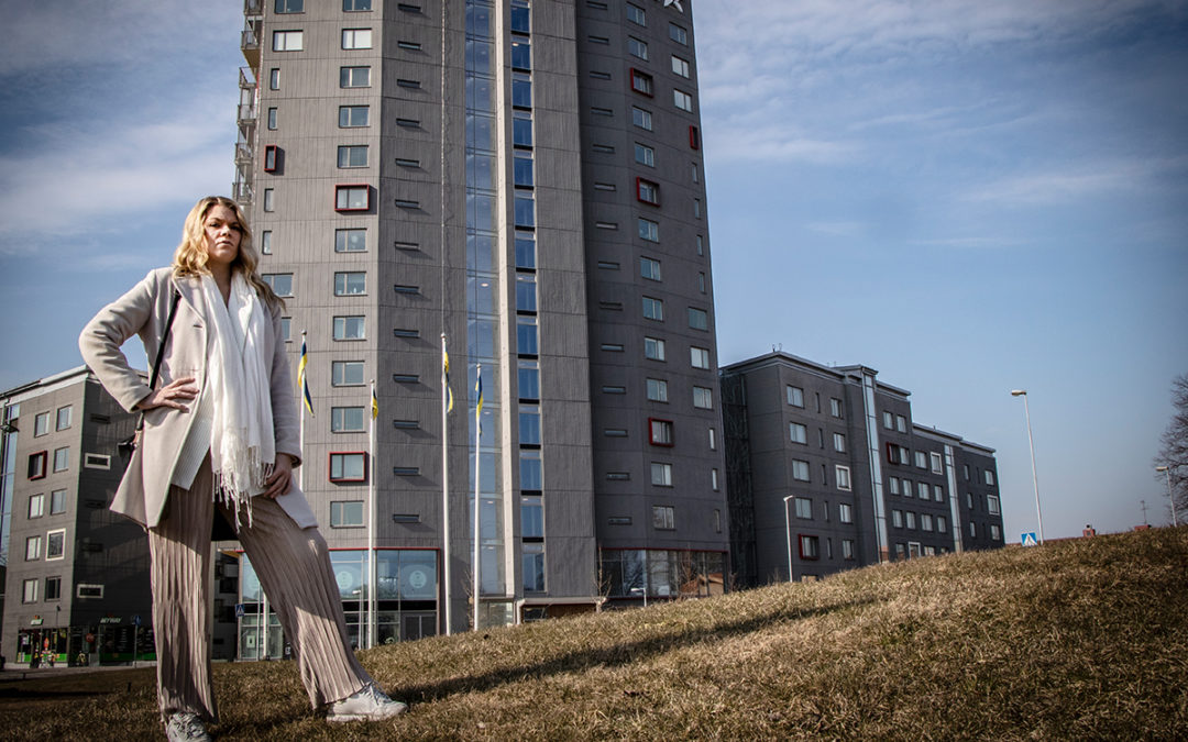 Amanda Nielsen Johansson framför kvarteret Mars i Trollhättan.