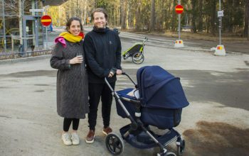 Carolina Llanos och Anders Thorsted med Astrid, tre veckor, i vagnen bor i den nya stadsdelen Rosendal i Uppsala, som har vuxit fram efter att Sveriges skyddsrum byggdes.