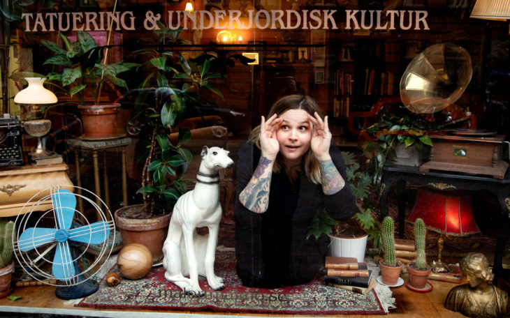 Malmökomikern Charlotta Björck tittar ut från sin tatueringsstudio Malört.