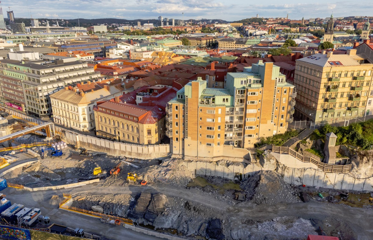 Många har valt att bo kvar i hyreshuset på Sankt Eriksgatan (med koppargrönt tak), trots sprängningarna för Västlänken alldeles nedanför.