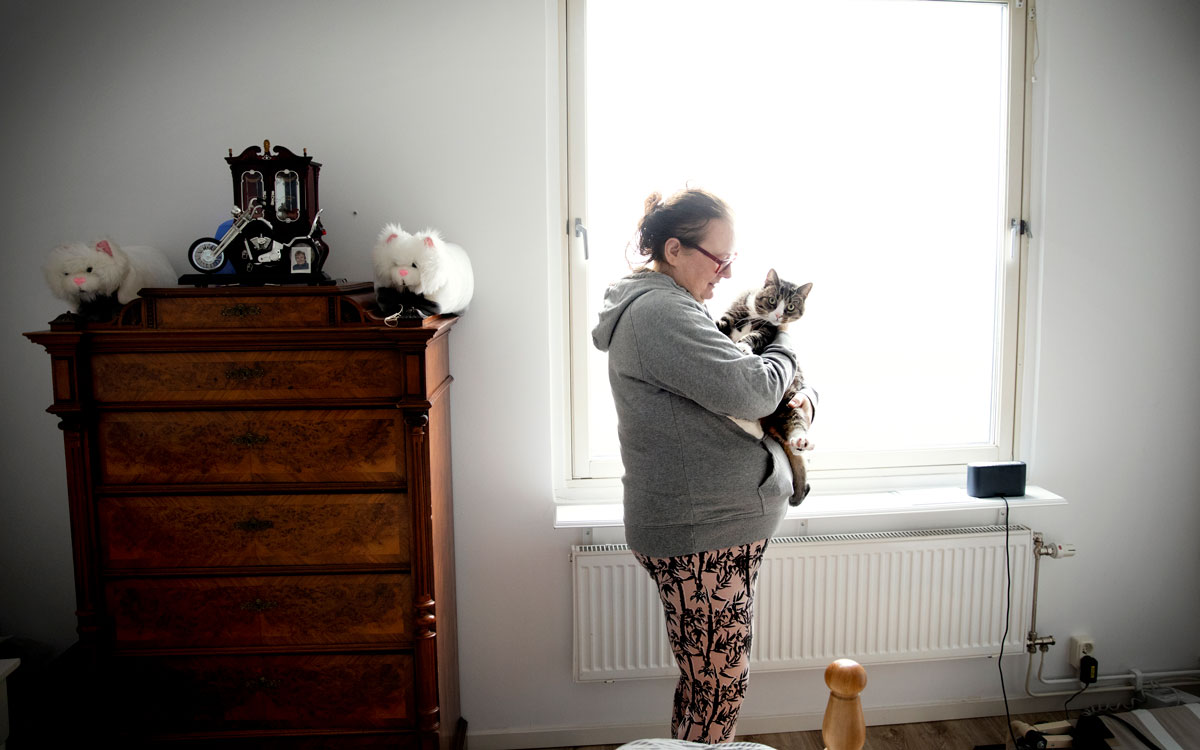 Lena Hansson med katten Truls hemma i den nya lägenheten i Kinesiska muren.