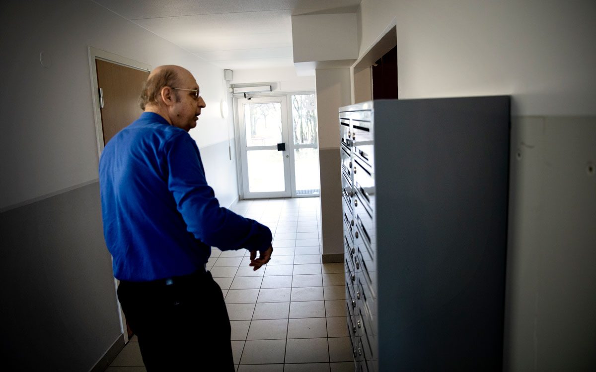 Bernt Nylund har fått sätta upp en egen handskriven lapp med sitt namn på postboxen för att kunna ta emot post i Kinesiska muren. 