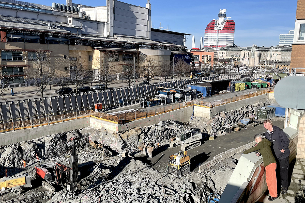 Flera år återstår av bygget som pågår alldeles inpå Hilda Petursdottirs och Björn Tillrooths hyreshus.