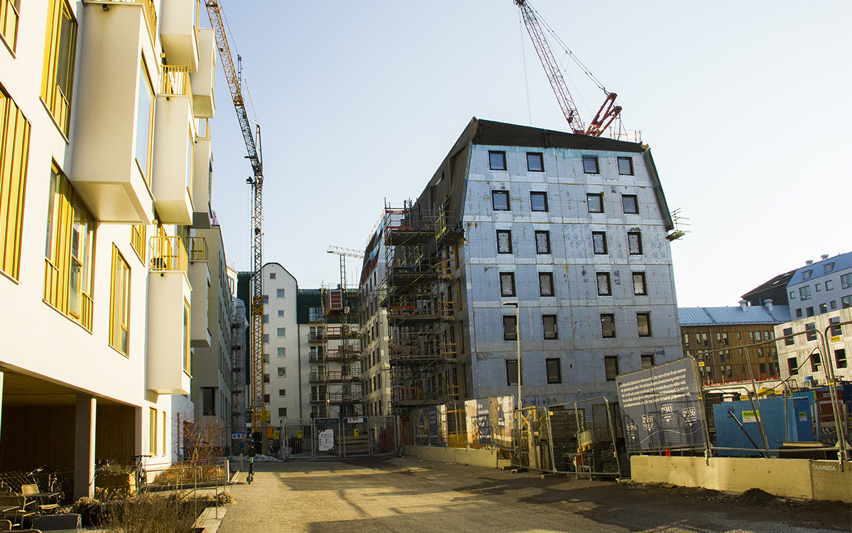 Hus och byggarbetsplatser i stadsdelen Rosendal i Uppsala. Det byggs inga skyddsrum i nya bostadshus.