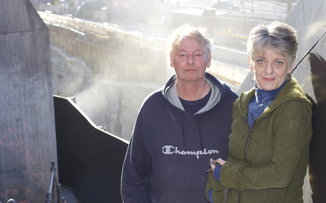 Hilda Petursdottir och och grannen Björn Tillrooth har bott intill Västlänkenbygget i fyra år. Båda har testat ersättningsboende, men tycker att det funkar dåligt. "Jag är spyfärdig på detta", säger Hilda.