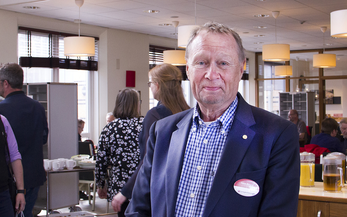 Hans Eklund i folkvimlet efter regionfullmäktige.