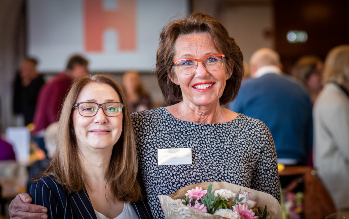 Isabelle Martinsson med en av de andra medlemmar som ville tacka henne för hennes långa engagemang.