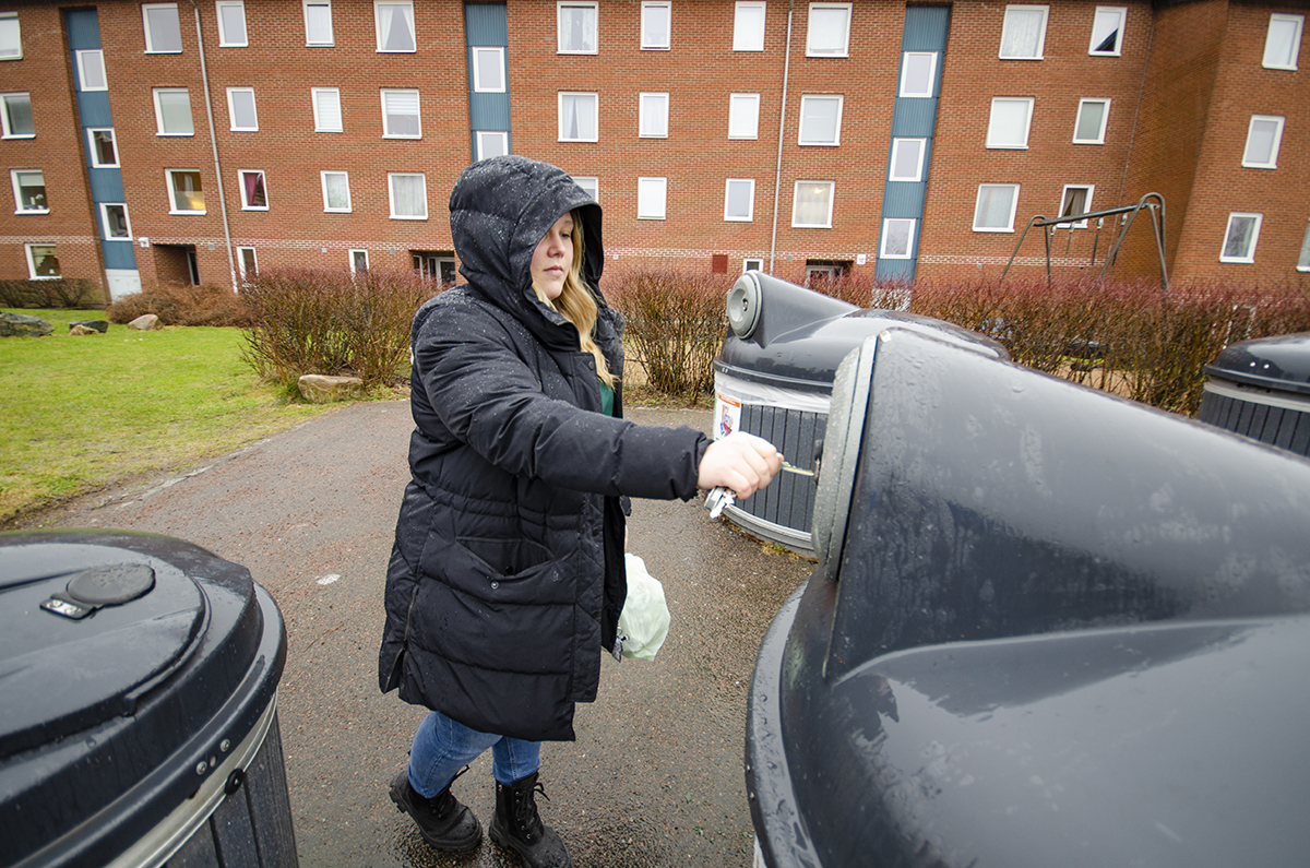 Sopkärlens lucka öppnas med lägenhetsnyckeln. Men hela locket kan lyftas av med hjälp av en vanlig trekantsnyckel. Det är så Emma tror att någon tagit sig in i sopkärlen för att rota igenom dem.