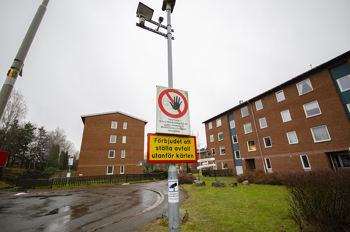 Skyltar upplyser hyresgästerna vid Astronomgatan om vad som gäller. Fortinova är en av områdets hyresvärdar, och använder både kameraövervakning, kameraattrapper, skyltning, bevakningsbolag och egen personal för att stävja sopslarv inom sitt bestånd.