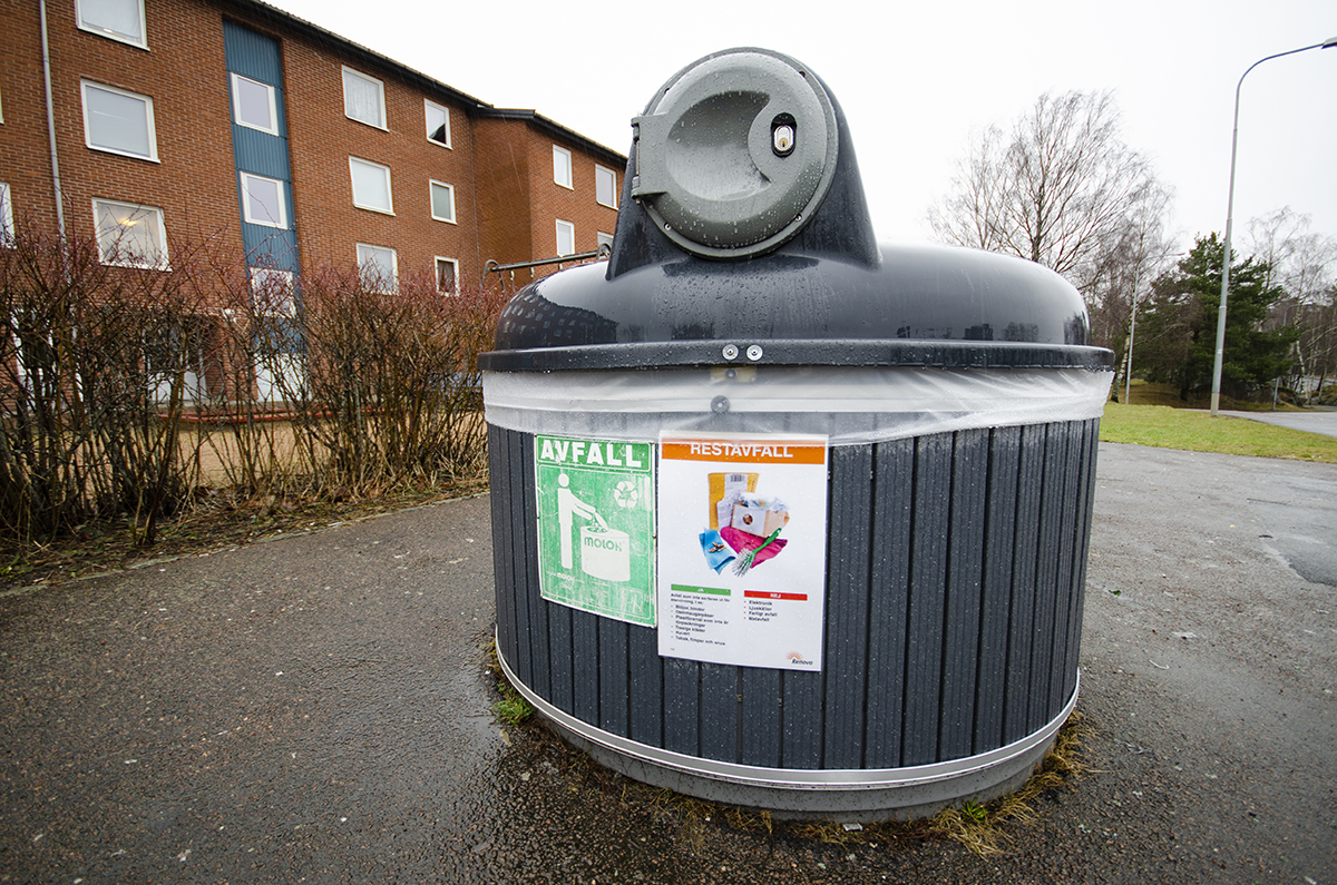 En av områdets moloker, sopbehållare.